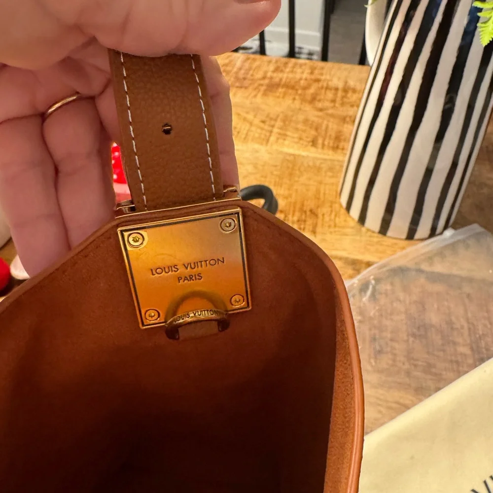 Elegant Brown Leather Shoulder Bag - Picture 11 of 12